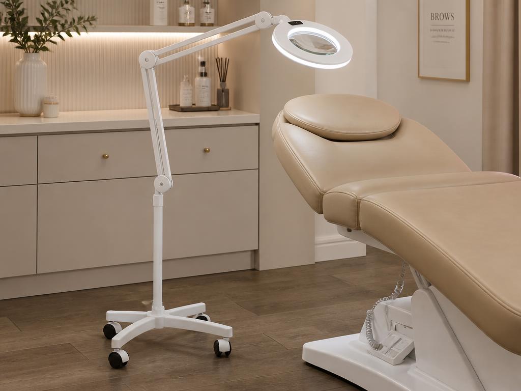Lupenleuchte — kosmetische Lampe mit Vergrößerungsglas auf Rollstativ; unverzichtbar für Hautanalyse und präzises Arbeiten.
